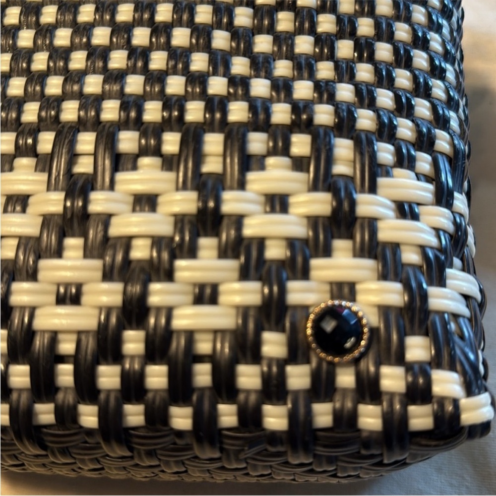 Stylish Black and White Woven Handbag - Picture 8 of 12